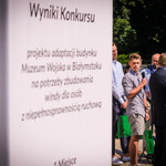 Tablica informacyjna o wynikach konkursu w tle konferencja prasowa