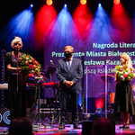 Prezydent Tadeusz Truskolaski wraz z laureatkami nagrody literackiej