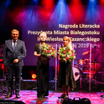 Prezydent Tadeusz Truskolaski wraz z laureatkami nagrody literackiej