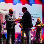 Prezydent Tadeusz Truskolaski wręcza nagrodę artystyczną