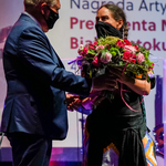 Prezydent Tadeusz Truskolaski wręcza nagrodę