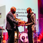 Prezydent Tadeusz Truskolaski wręcza nagrodę Grzegorzowi Kasdepke