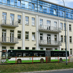 Autobus BKM na tle budynku Urzędu Miejskiego