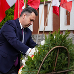 Zastępca prezydenta Przemysław Tuchliński składa kwiaty pod pomnikiem