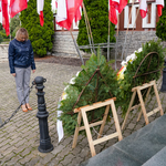 Składanie kwiatów pod Pomnikiem Solidarności