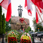 Złożone kwiaty pod Pomnikiem Solidarności