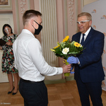 Prezydent Tadeusz Truskolaski wręcza listy gratulacyjne i kwiaty Białostockim lekkoatletom