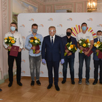 Prezydent Tadeusz Truskolaski wręcza listy gratulacyjne i kwiaty Białostockim lekkoatletom