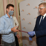 Prezydent Tadeusz Truskolaski wręcza listy gratulacyjne i kwiaty Białostockim lekkoatletom