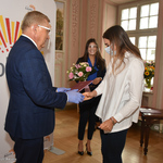 Prezydent Tadeusz Truskolaski wręcza listy gratulacyjne i kwiaty Białostockim lekkoatletom