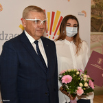 Prezydent Tadeusz Truskolaski wręcza listy gratulacyjne i kwiaty Białostockim lekkoatletom