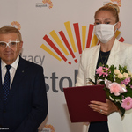 Prezydent Tadeusz Truskolaski wręcza listy gratulacyjne i kwiaty Białostockim lekkoatletom