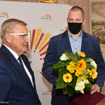 Prezydent Tadeusz Truskolaski wręcza listy gratulacyjne i kwiaty Białostockim lekkoatletom
