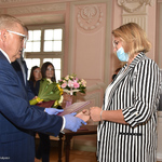 Prezydent Tadeusz Truskolaski wręcza listy gratulacyjne i kwiaty Białostockim lekkoatletom