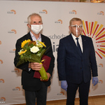 Prezydent Tadeusz Truskolaski wręcza listy gratulacyjne i kwiaty Białostockim lekkoatletom