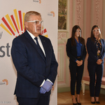 Prezydent Tadeusz Truskolaski wręcza listy gratulacyjne i kwiaty Białostockim lekkoatletom