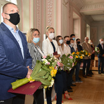 Prezydent Tadeusz Truskolaski wręcza listy gratulacyjne i kwiaty Białostockim lekkoatletom