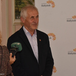 Prezydent Tadeusz Truskolaski wręcza listy gratulacyjne i kwiaty Białostockim lekkoatletom