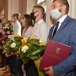 Prezydent Tadeusz Truskolaski wręcza listy gratulacyjne i kwiaty Białostockim lekkoatletom