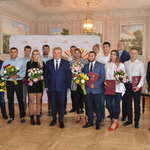 Prezydent Tadeusz Truskolaski wręcza listy gratulacyjne i kwiaty Białostockim lekkoatletom