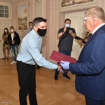 Prezydent Tadeusz Truskolaski wręcza  listy gratulacyjne i kwiaty Białostockim lekkoatletom