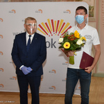 Prezydent Tadeusz Truskolaski wręcza listy gratulacyjne i kwiaty Białostockim lekkoatletom