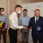 Prezydent Tadeusz Truskolaski wręcza listy gratulacyjne i kwiaty Białostockim lekkoatletom