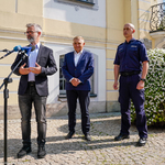 Briefing prasowy Prezydenta Tadeusza Truskolaskiego przed Pałacykiem Gościnnym przy ul. Kilińskiego
