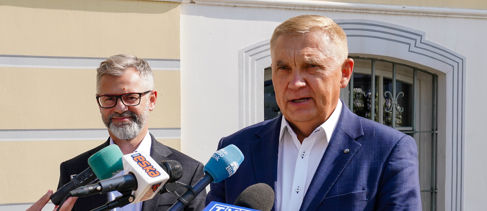 Briefing prasowy Prezydenta Tadeusza Truskolaskiego przed Pałacykiem Gościnnym przy ul. Kilińskiego