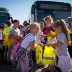Śmiejące się dzieci w tle autobusy Białostockiej Komunikacji Miejskiej
