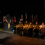 Harcerze z pochodniami przy pomniku Bohaterskim Matkom Sybiraczkom w Białymstoku