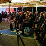 Główni przedstawiciele władz oraz zaproszeni goście podczas uroczystości odsłonięcia pomnika Bohaterskim Matkom Sybiraczkom w Białymstoku