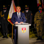 Prezydent Miasta Białegostoku Tadeusz Truskolaski przemawiający podczas uroczystości odsłonięcia pomnika Bohaterskim Matkom Sybiraczkom w Białymstoku