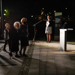 Sybiraczka Krystyna Dobrowolska z córką, wnuczką i prawnukami podczas uroczystości odsłonięcia pomnika Bohaterskim Matkom Sybiraczkom w Białymstoku