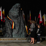 Hołd Sybiraczki Krystyny Dobrowolskiej z rodziną przy pomniku Bohaterskim Matkom Sybiraczkom w Białymstoku