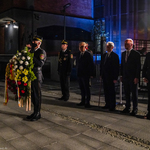 Przedstawiciele organizacji i instytucji składający wieniec przed pomnikiem Bohaterskim Matkom Sybiraczkom w Białymstoku