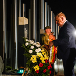 Prezydent Miasta Białegostoku Tadeusz Truskolaski składający wieniec przed pomnikiem Bohaterskim Matkom Sybiraczkomi w Białymstoku