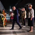 Zaproszeni goście składający kwiaty przed pomnikiem Bohaterskim Matkom Sybiraczkom w Białymstoku