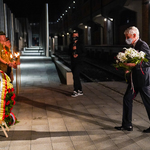 Uczestnik uroczystości składający kwiaty przed pomnikiem Bohaterskim Matkom Sybiraczkom w Białymstoku