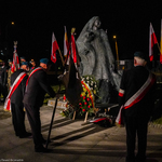 Sztandar oraz oddanie hołdu przed pomnikiem Bohaterskim Matkom Sybiraczkom w Białymstoku