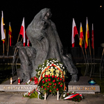 Wieniec złożony przed pomnikiem Bohaterskim Matkom Sybiraczkom w Białymstoku
