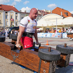 Uczestnik poprzednich zawodów strongmenów w Białymstoku podnoszący ciężary.
