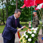 Zastępca Prezydenta Miasta Białegostoku Przemysław Tuchliński składający wieniec przy Pomniku Katyńskim w Białymstoku