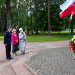 Zastępca Prezydenta Białegostoku oraz Sybiracy składający hołd przy Pomniku Katyńskim w Białymstoku