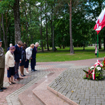 Dyrektor Muzeum Sybiru, prof. Wojciech Śleszyński wraz z Sybirakami składający hołd przy Pomniku Katyńskim w Białymstoku