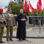 Hierarchowie kościelni na tle biało-czerwonych flag podczas uroczystości upamiętniających 81. Rocznicę Agresji Sowieckiej na Polskę
