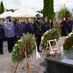 Prezydent Miasta Białegostoku w asyście służb mundurowych przy Grobie Nieznanego Sybiraka