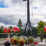 Warta żołnierzy przy Pomniku Grobu Nieznanego Sybiraka, złożone wieńce i biało-czerwone flagi