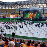 Widok na oświetloną scenę podczas koncertu Papa D, a także miejsca siedzące dla publiczności