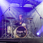 Perkusista zespołu Papa D podczas na scenie podczas koncertu